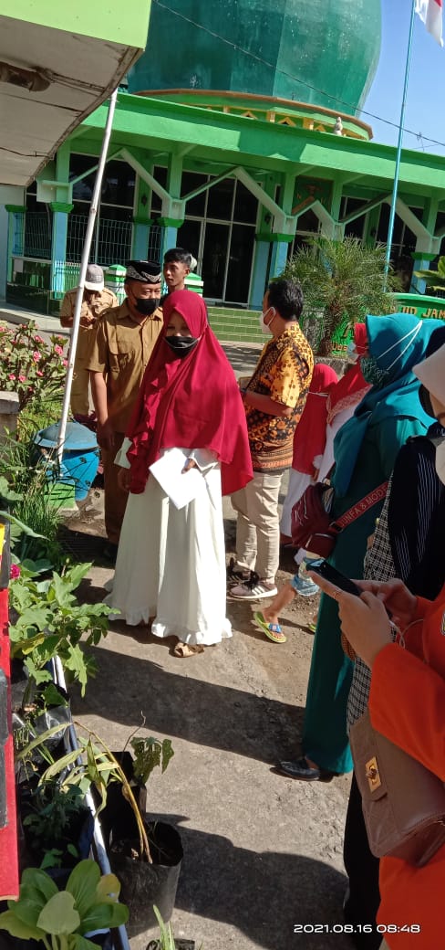 Peringati Kemerdekaan Indonesia ke-76 PKK Desa Talok Gandeng STIKes Kepanjen Adakan lomba TOGA dan Lingkungan Sehat (11)